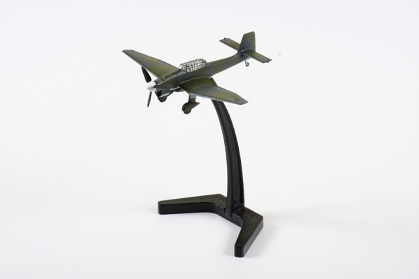 Немецкий бомбардировщик Ju-87B2, 1:144