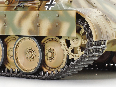 Немецкий танк Panther Ausf. D с фигурой командира, 1/48