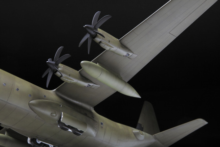 Американский военно-транспортный самолет С-130J-30, 1:72