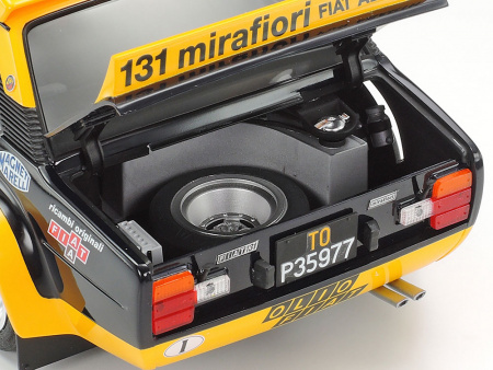 А/м 131 Abarth Rally Olio Fiat с двумя фигурками пилотов, 1/20