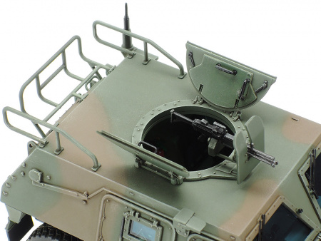 Японский современный легкий бронеавтомобиль с фигурой водителя, 1/35
