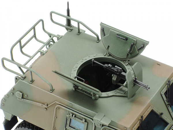 Японский современный легкий бронеавтомобиль с фигурой водителя, 1/35