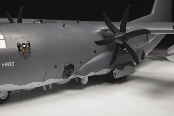 Американский самолет огневой поддержки AС-130J Ghostrider, 1:72