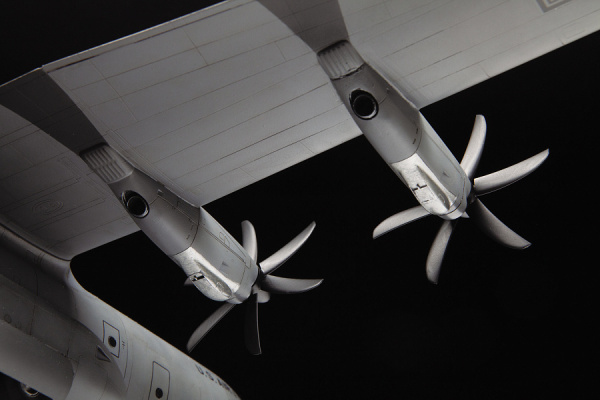 Военно-транспортный самолет С-130J, 1:72