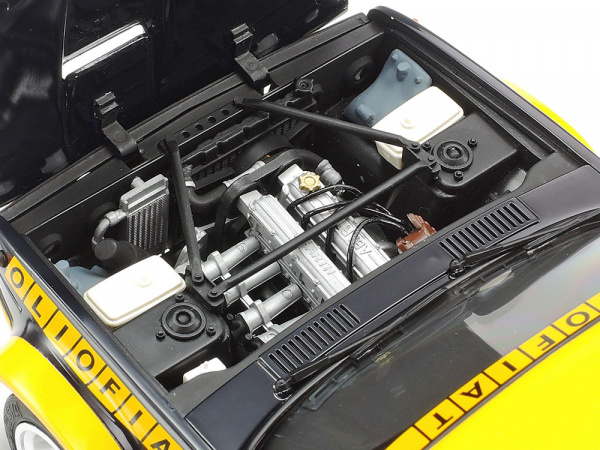 А/м 131 Abarth Rally Olio Fiat с двумя фигурками пилотов, 1/20