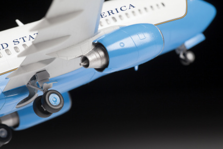 Авиалайнер "Боинг 737-700/С40В", 1:144