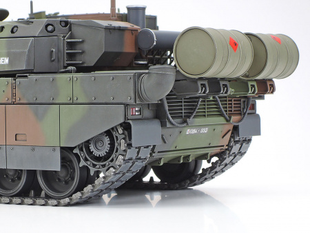 Французский основной танк Leclerc Series 2, с фигурой командира, 1/35