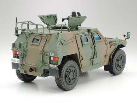 Японский современный легкий бронеавтомобиль с фигурой водителя, 1/35