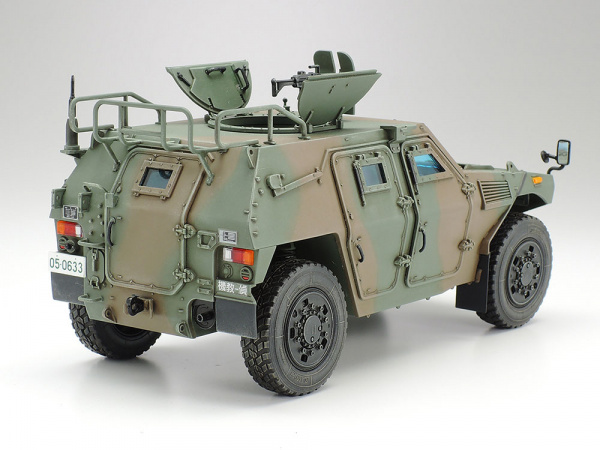 Японский современный легкий бронеавтомобиль с фигурой водителя, 1/35