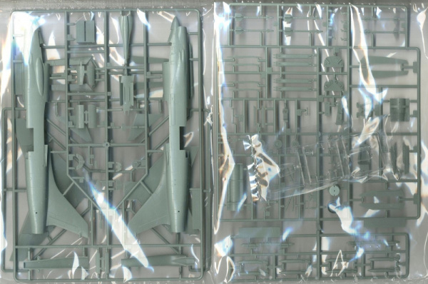 Самолет USN F-8E 18A VF-162, 1/72