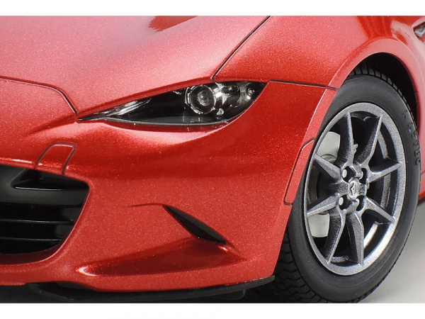 Автомобиль Mazda MX-5, в комплекте фигурка женщины - водителя, 1:24, [24342]