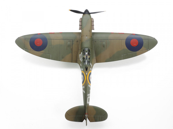 Самолет SUPERMARINE SPITFIRE MK.I с фигурой пилота и ф/э, 1/48