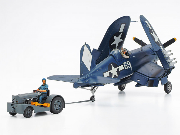 Самолет F4U-1D Corsair w/ Motor Tug 1/48