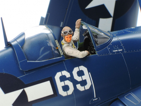 Самолет F4U-1D Corsair w/ Motor Tug 1/48