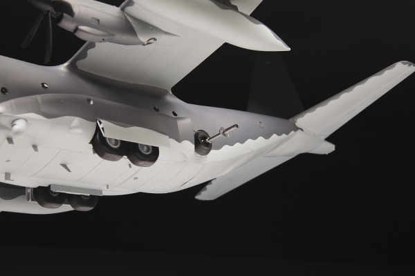 Американский самолет огневой поддержки AС-130J Ghostrider, 1:72