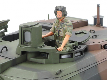 Французский основной танк Leclerc Series 2, с фигурой командира, 1/35