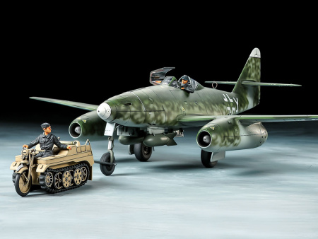 Истребитель Me262A-2a и Sd.Kfz.2 Полугусеничных буксировочных мотоцикла, 1:48