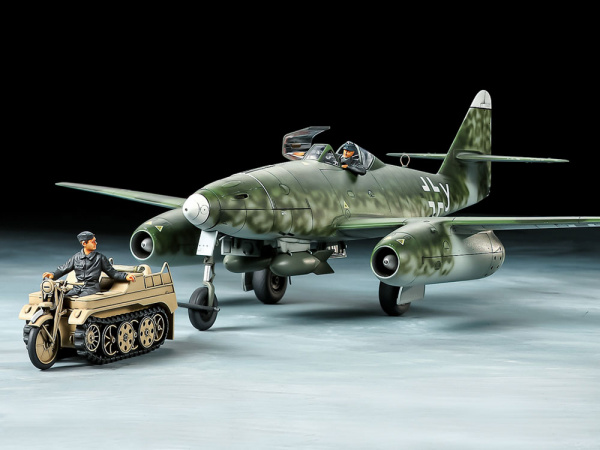 Истребитель Me262A-2a и Sd.Kfz.2 Полугусеничных буксировочных мотоцикла, 1:48