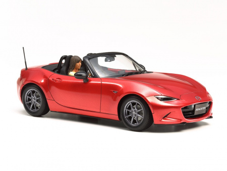 Автомобиль Mazda MX-5, в комплекте фигурка женщины - водителя, 1:24, [24342]