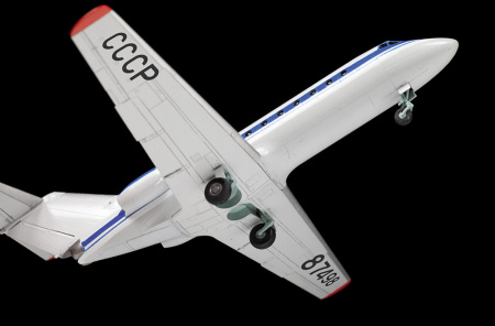 Турбореактивный пассажирский самолет Як-40, 1:144