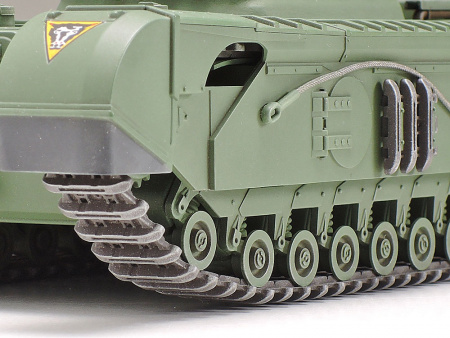 Английский танк CHURCHILL MK.VII Crocodile, с фигурой командира, 1/48