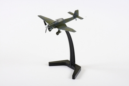 Немецкий бомбардировщик Ju-87B2, 1:144