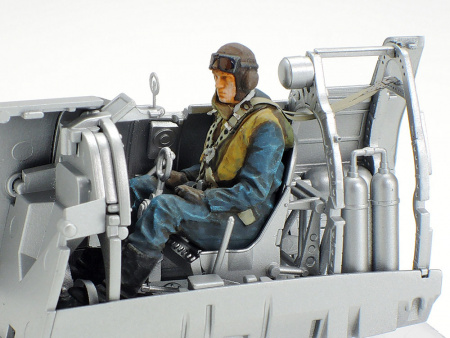 Самолет SUPERMARINE SPITFIRE MK.I с фигурой пилота и ф/э, 1/48