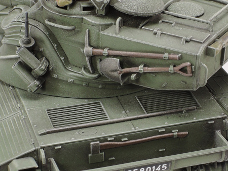 Французский легкий танк AMX-13, с фигурой командира, 1/35