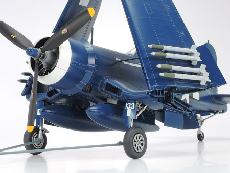 Самолет F4U-1D Corsair w/ Motor Tug 1/48