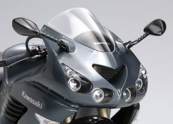 Мотоцикл Kawasaki ZZR1400, 1/12