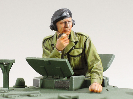 Английский танк CHURCHILL MK.VII Crocodile, с фигурой командира, 1/48