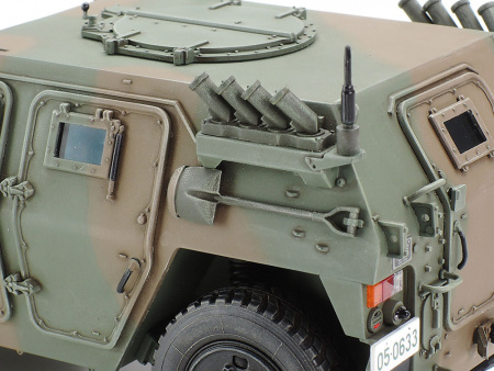Японский современный легкий бронеавтомобиль с фигурой водителя, 1/35
