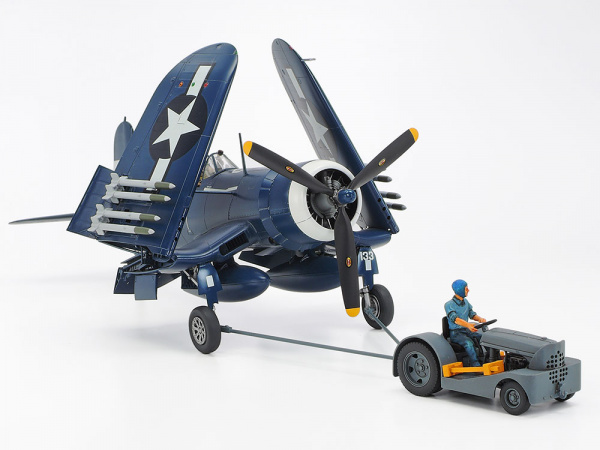 Самолет F4U-1D Corsair w/ Motor Tug 1/48