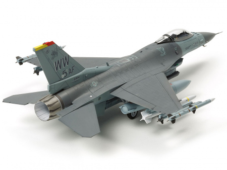 Самолет F-16 CJ Fighting Falcon w/Full Equipment 1/72