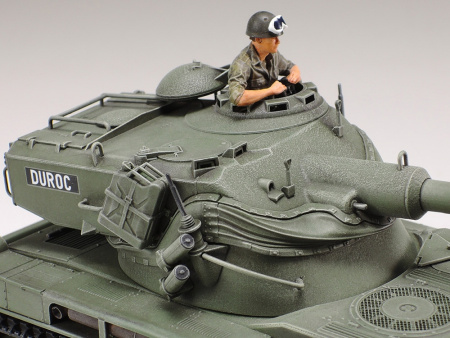Французский легкий танк AMX-13, с фигурой командира, 1/35