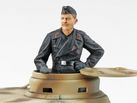 Немецкий танк Panther Ausf. D с фигурой командира, 1/48