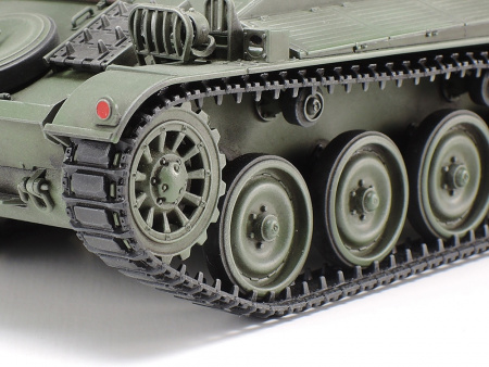 Французский легкий танк AMX-13, с фигурой командира, 1/35