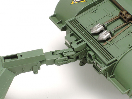 Английский танк CHURCHILL MK.VII Crocodile, с фигурой командира, 1/48