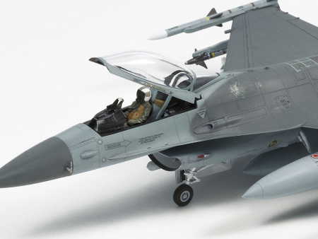 Самолет F-16 CJ Fighting Falcon w/Full Equipment 1/72